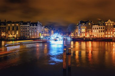 Bir ışık doğru Herengracht Amsterdam ışık Festivali sırasında köprünün altından tünel