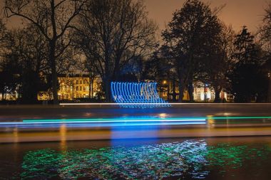 Amsterdam ışık Festivali sırasında küçük bir parkta mavi ışık nesne