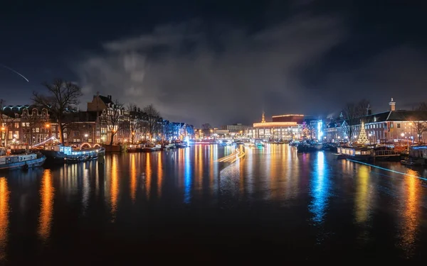En el fondo El Ayuntamiento y el edificio de la ópera llamado Stopera a lo largo del río Amstel en el centro antiguo de Amsterdam —  Fotos de Stock