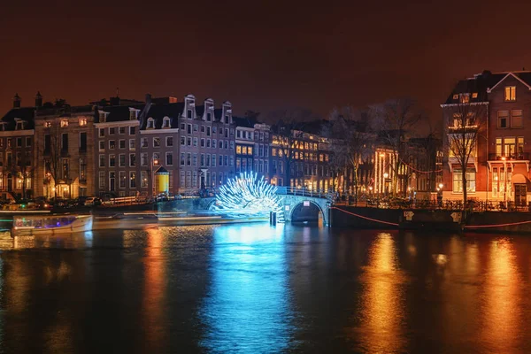 Túnel de luz bajo el puente hacia el Herengracht durante el Festival de la Luz en Ámsterdam —  Fotos de Stock