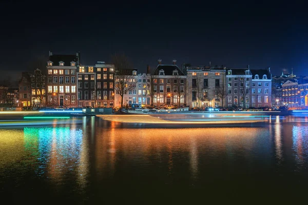 Amsterdã Holanda Dezembro 2017 Casas Canal Características Barcos Longo Rio — Fotografia de Stock