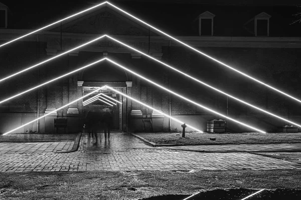 A fény alatt a Festival of Light Amszterdamban a Tengerészeti Múzeum bejárata előtt háromszögek — Stock Fotó