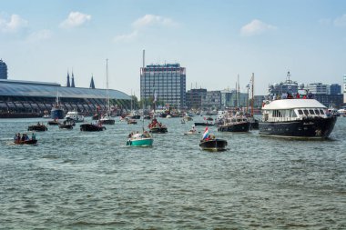 Uzun boylu gemiler büyük bir filo yelken Amsterdam olduğunu