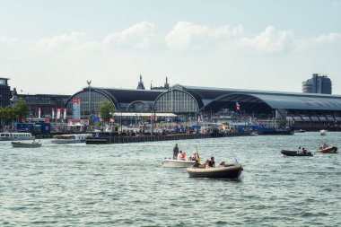 Uzun boylu gemiler büyük bir filo yelken Amsterdam olduğunu