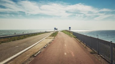 Afsluitdijk otuz iki kilometre uzun arasında Kuzey Hollanda Hollanda illerinde Friesland bağlantıdır