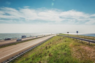 Afsluitdijk otuz iki kilometre uzun arasında Kuzey Hollanda Hollanda illerinde Friesland bağlantıdır