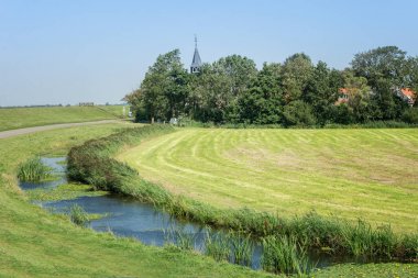 Kilise kulesi inci Frizce kırsalında küçük bir köyde