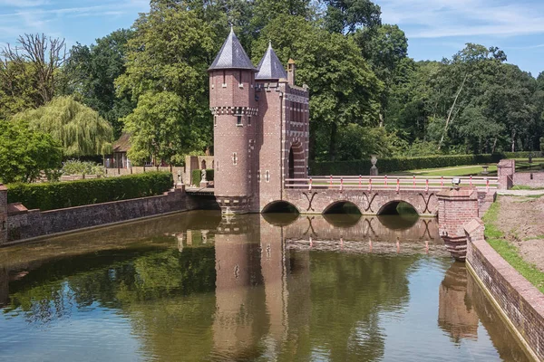 Historické brány do hradu De Haar v Nizozemsku — Stock fotografie
