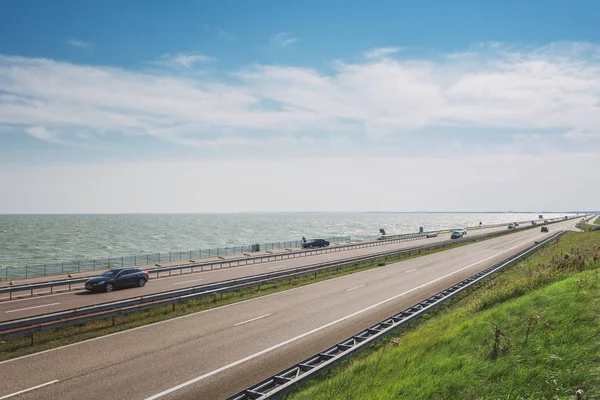 De Afsluitdijk is de thirtytwo kilometer lange verbinding tussen de Nederlandse provincies Noord-Holland en Friesland — Stockfoto