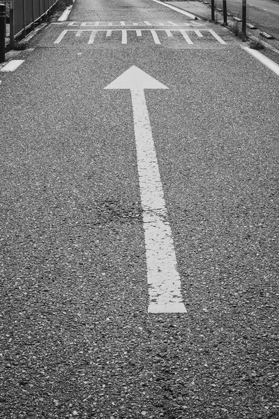 Imagen en blanco y negro de una flecha en la carretera como marca —  Fotos de Stock