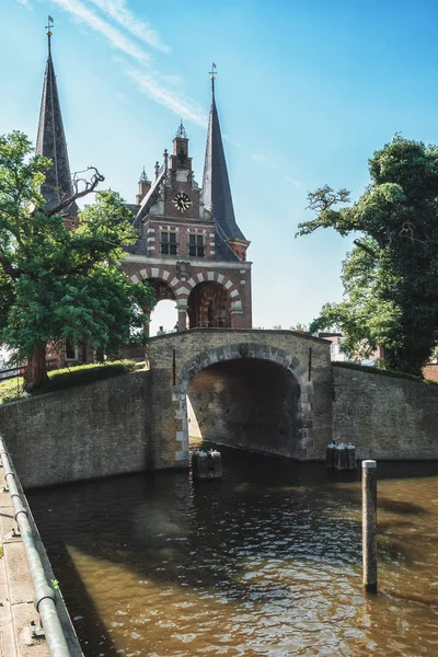 De Sneeker Waterpoort es el símbolo de la ciudad frisona de Sneek —  Fotos de Stock