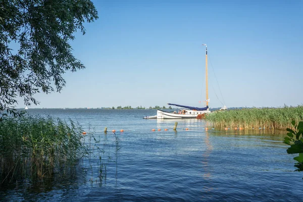 Yelkenli bir Hollanda Frizce göller