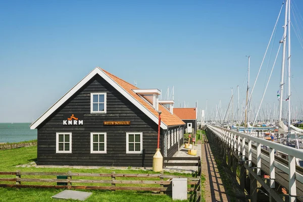 The marina at the Frisian town of Hindeloopen in the Netherlands — Stock Photo, Image