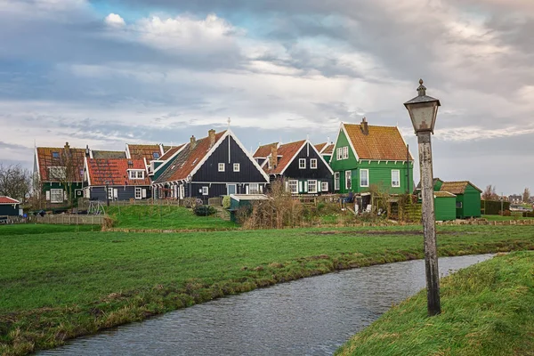 Hamlet with its typical wooden houses on the island of Marken — Stock Photo, Image