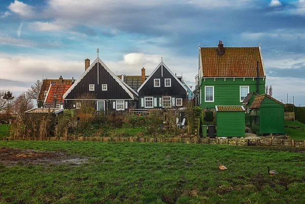 マルケン島の典型的な木造住宅とハムレット — ストック写真