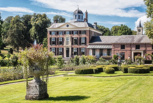 El castillo y parque Rosendael situado en Rozendaal en los Países Bajos — Foto de Stock