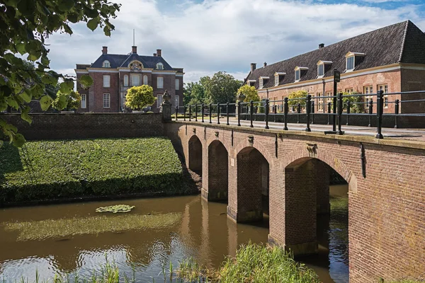 El castillo y la finca Middachten en De Steeg en los Países Bajos — Foto de Stock