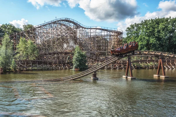 Horská dráha vody Bludný Holanďan se v pozadí dvoukolejného závodník dřevěná horská dráha Joris a drak v zábavním parku Efteling — Stock fotografie