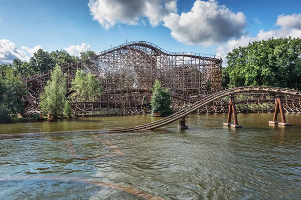 Horská dráha vody Bludný Holanďan se v pozadí dvoukolejného závodník dřevěná horská dráha Joris a drak v zábavním parku Efteling — Stock fotografie