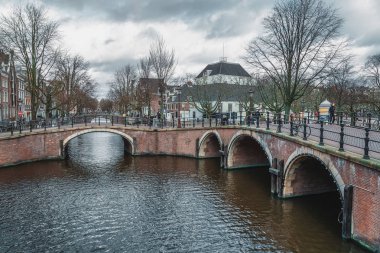 Amsterdam 'ın eski merkezinde Prinsengracht ve Reguliersgracht kavşağındaki köprülerin arkasında Amstel Kilisesi var.