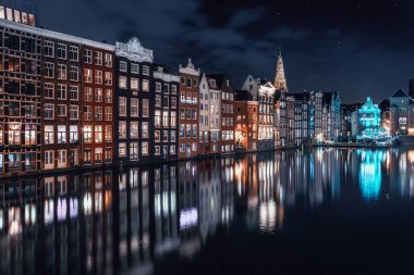 Damrak Amsterdam'da eski kasaba üzerinde karakteristik kanal evleri