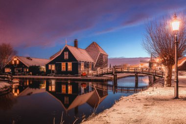Hollanda 'daki De Zaan nehrinde kışın Zaans Schan nehrindeki peynir çiftliği