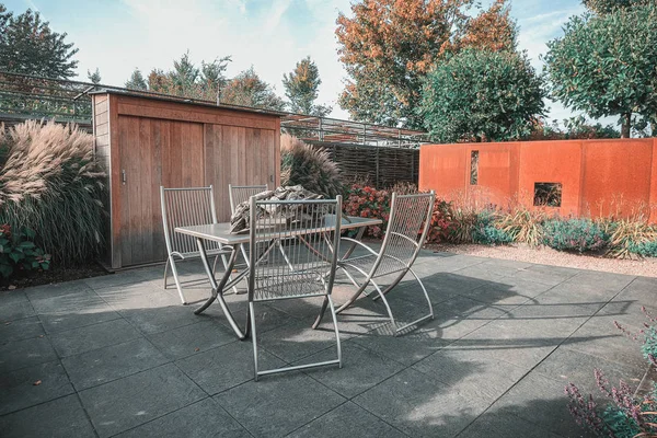 Elemento decorativo de madera sobre la mesa en el jardín de un parque de otoño en algún lugar de los Países Bajos — Foto de Stock