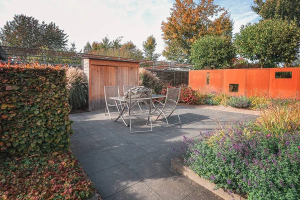 Elément décoratif en bois sur table dans le jardin d'un parc d'automne quelque part aux Pays-Bas — Photo