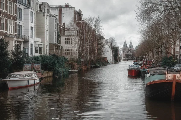 View on the Lijnbaansgracht in the old center of Amsterdam with the towers of the Rijksmuseum in the background in The Netherlands — Stock Photo, Image