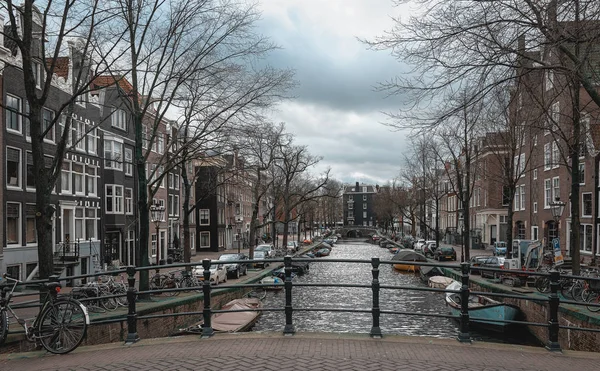 View on the Ruguliersgracht in the old center of Amsterdam — стоковое фото