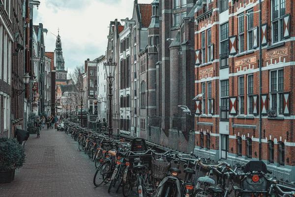 Pohled na kanál Oudezijds Kolk s věží De Oude Kerk ve starém městě Amsterdam v pozadí — Stock fotografie