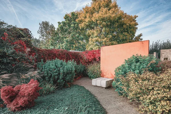 Oranje muur als decoratief element in een herfsttuin in het park Stockfoto