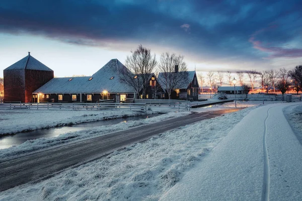 Queso granja en el Zaans Schans en invierno situado en el río De Zaan en los Países Bajos Imagen de archivo