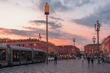 Bu fotoğrafta, İspanyol heykeltıraş Jaume Plensa 'nın Nice' in merkezindeki Place Massena 'daki aydınlatılmış yedi heykelin beşi görülüyor.