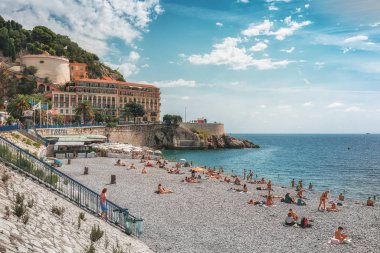 Fransız şehri Nice 'in arka planında Suisse Oteli olan umumi hamam Plage de Castel.