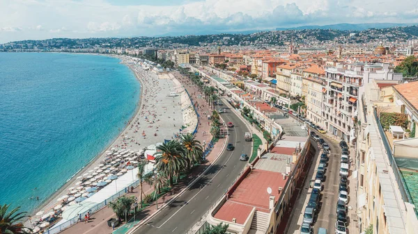 Los baños públicos Plage de Castel y Plage des Ponchettes en la ciudad de Niza con el conocido paseo marítimo quai des etats Unis a lo largo de Francia — Foto de Stock