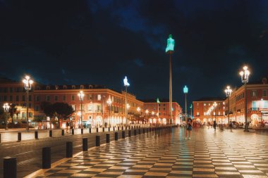 Bu fotoğrafta, İspanyol heykeltıraş Jaume Plensa 'nın Nice' in merkezindeki Place Massena 'daki aydınlatılmış yedi heykelin beşi görülüyor.