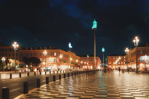 Pe această fotografie cinci dintre cele șapte statui iluminate de pe Place Massena, în centrul Nisei, realizate de sculptorul spaniol Jaume Plensa — Fotografie, imagine de stoc