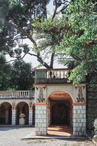 Colonnade qui est une folie construite sur la colline Colline du Château dans la ville de Nice — Photo