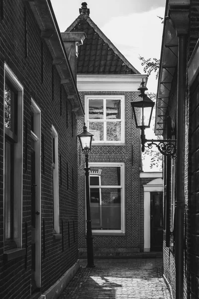 Foto en blanco y negro de un callejón en el centro antiguo de Edam — Foto de Stock