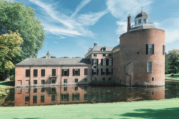 La parte trasera del castillo y el parque Rosendael situado en Rozendaal — Foto de Stock