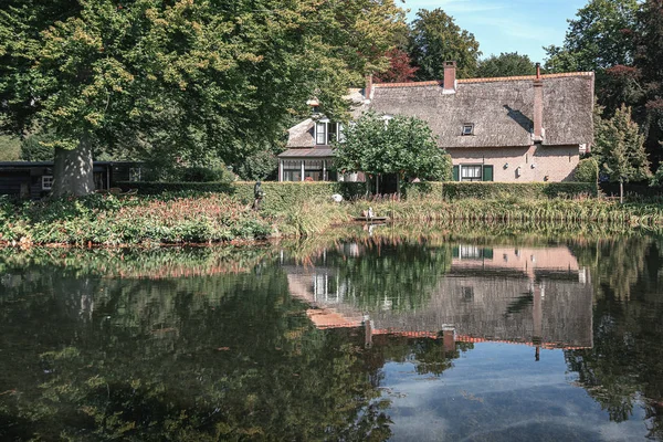 Schönes Landhaus mit Spiegelung im Teich des Parks Schloss Rosendael — Stockfoto