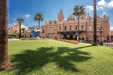 Monaco, 14 Eylül 2018: Monte Carlo Kumarhanesinin önündeki parkta ayna