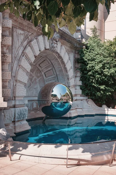 モナコのモンテカルロカジノの近くの庭の池の鏡の球 — ストック写真