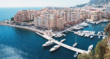 Monako 'daki Port de Fontvieille limanının üst görüntüsü