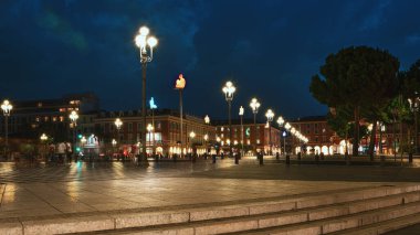 Nice, Fransa, 20 Eylül 2018: Bu fotoğrafta İspanyol heykeltıraş Jaume Plensa 'nın Nice' in merkezindeki Place Massena 'da aydınlatılmış yedi heykel var.