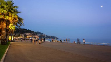 Nice, Fransa, 30 Eylül 2018: İnsanlar Nice 'teki sahil gezisinde güzel bir yaz akşamının tadını çıkarıyorlar.