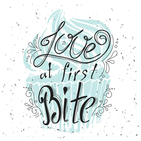 Cita vectorial tipográfica dibujada a mano. Lettering: Love at first Bite. Colección Bacery. Cartel con saludo.Diseño tipográfico con lema creativo — Vector de stock