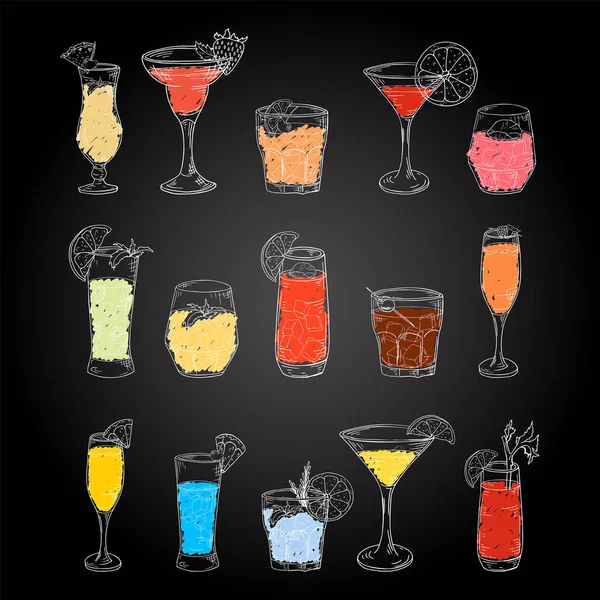 Коктейлі ручної роботи намальовані в стилі ескізів. Алкогольні напої в різних склянках ізольовані на фоні крейди. Напої елементи для барного меню або плаката. Векторні ілюстрації — стоковий вектор