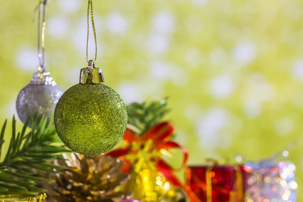 Ensemble Éléments Boules Noël Fond Vert Doré Images De Stock Libres De Droits